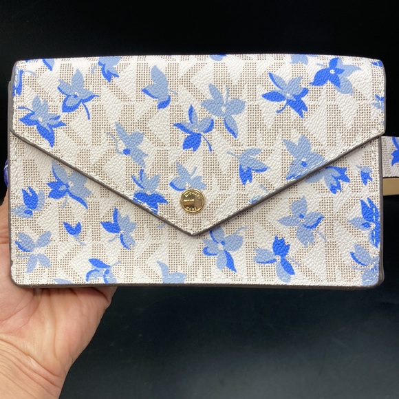 24HR DROP ⬇️ Michael Kors Floral Logo Belt Bag (choice of 1) - Picture 7 of 13